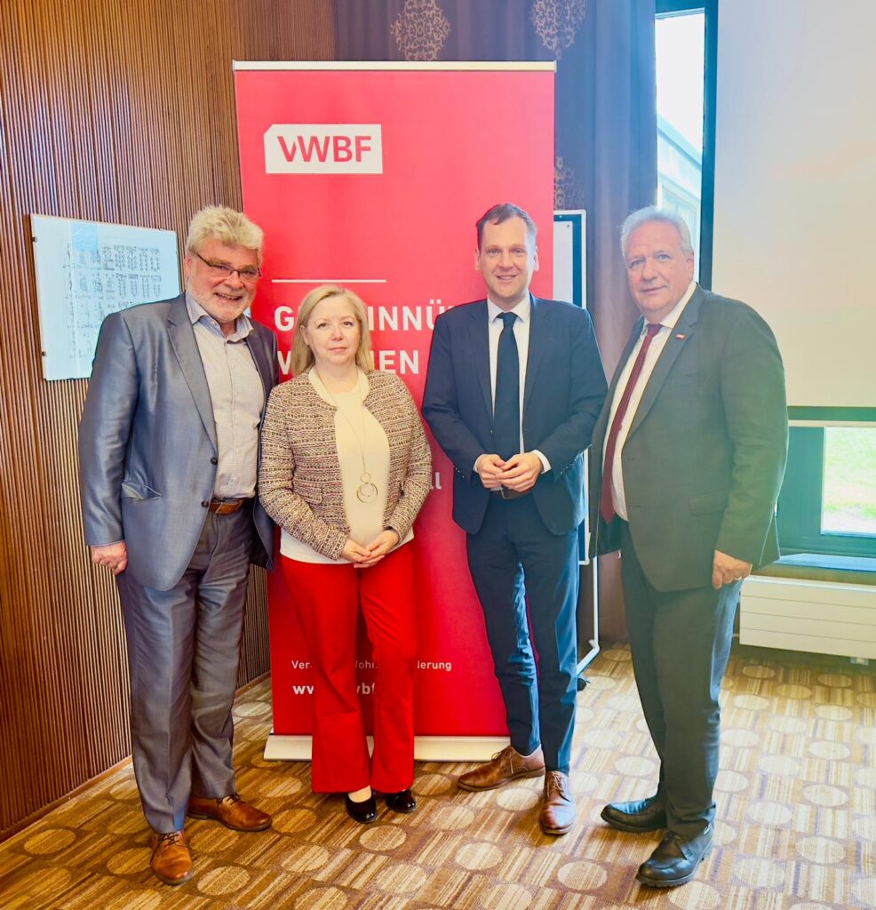 v.l.n.r.: GBV-Obmann Klaus Baringer, Sozialbau-Finanzvorständin Andrea Washietl, Nationalratsabgeordneter Philip Kucher und VWBF-Obmann Michael Gehbauer