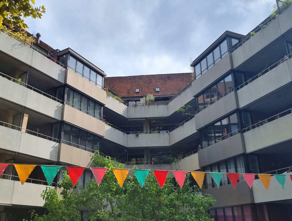 Moderne Hoffassade der Kolonie Industrie 2 mit großzügiger
Wohnraumerweiterung