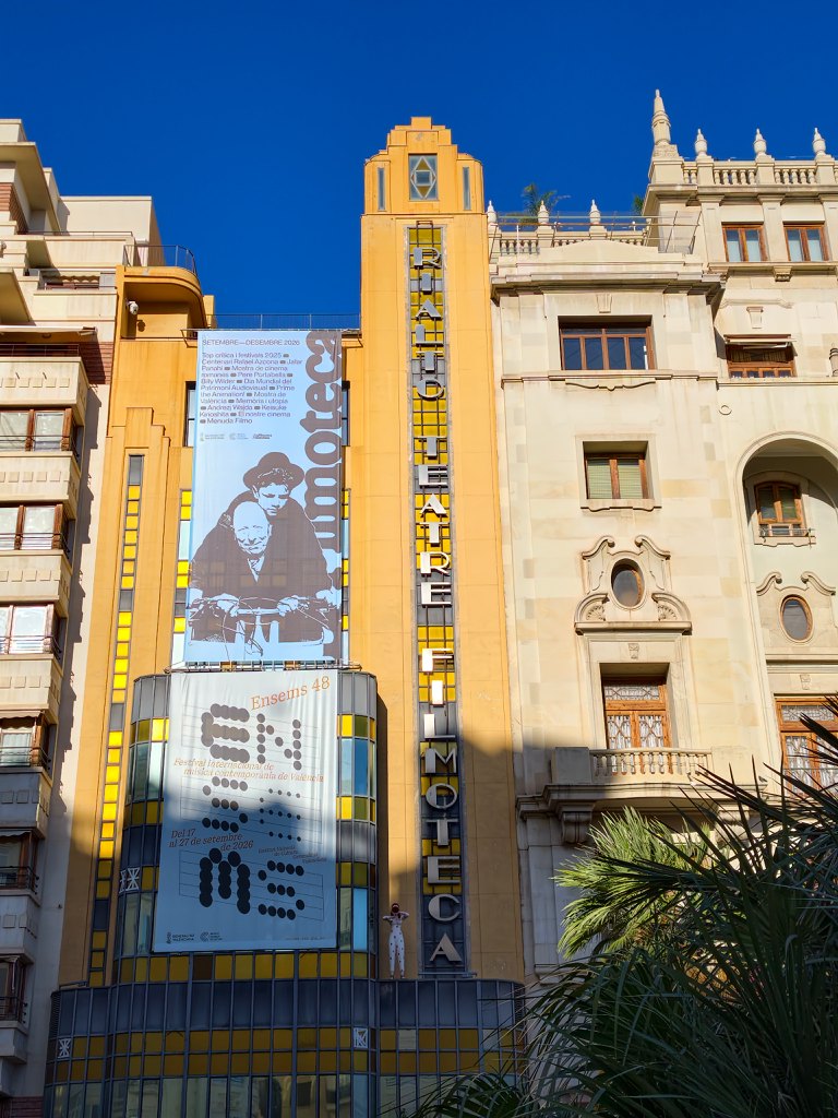 Fassade eines historischen Gebäudes in der Altstadt von Valencia