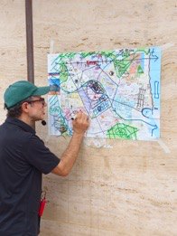 Guiding Architect Boris Strzelczyk zeichnet die Stadtentwicklung auf einen Stadtplan