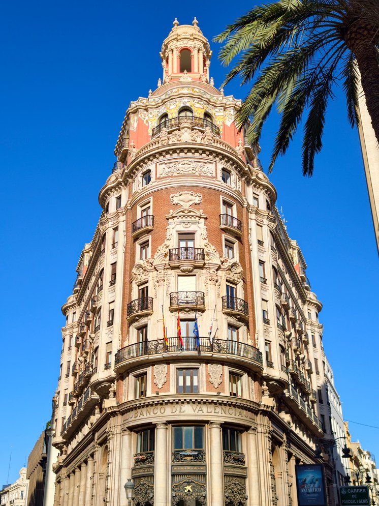 Historisches Eckgebäude mit Kuppelturm in Valencia