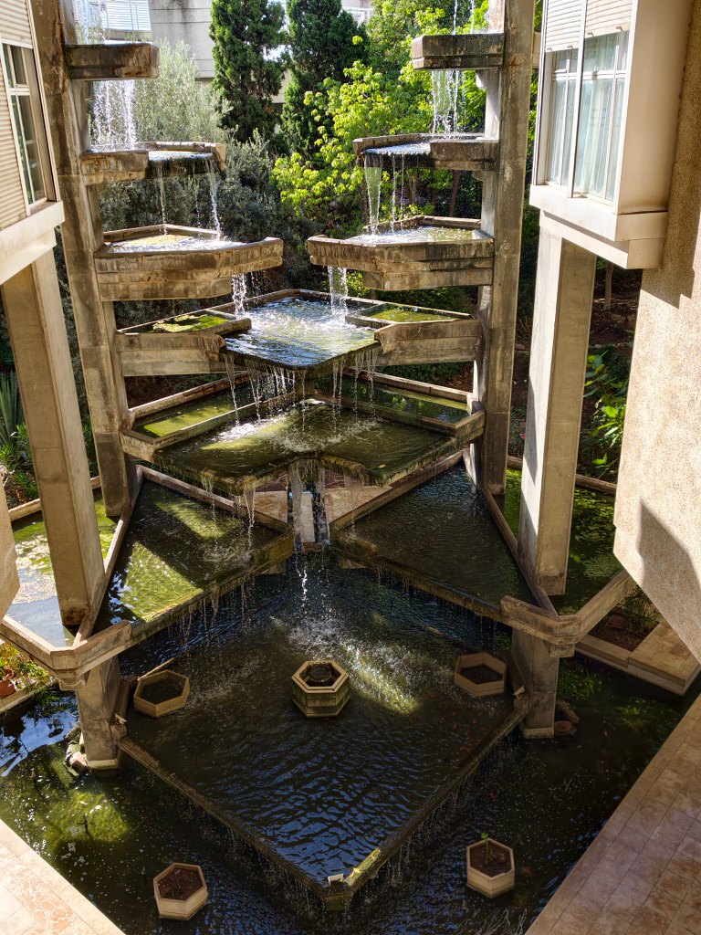 Innenhof des Espai Verd mit Wasserbecken